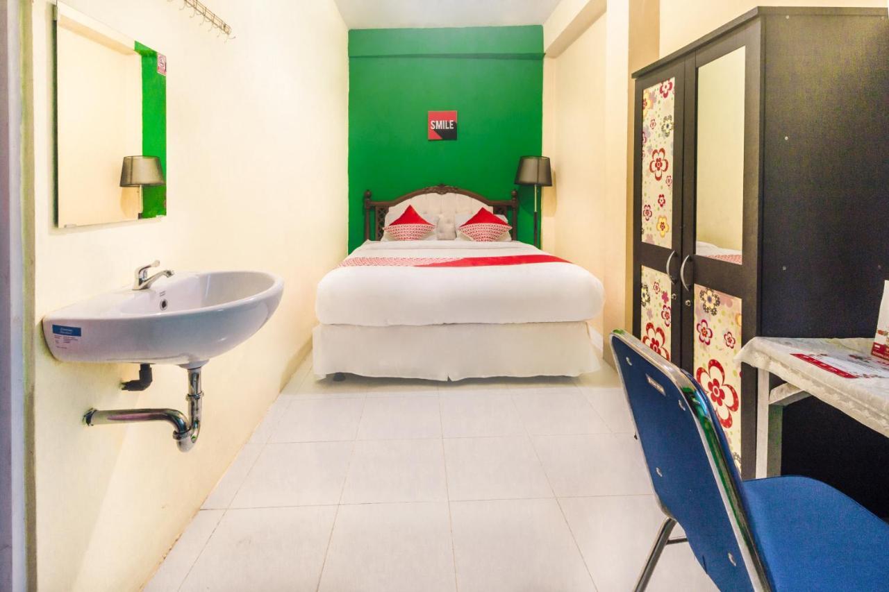 Oyo 2165 Alyah Guest House Syariah Ambon Dış mekan fotoğraf
